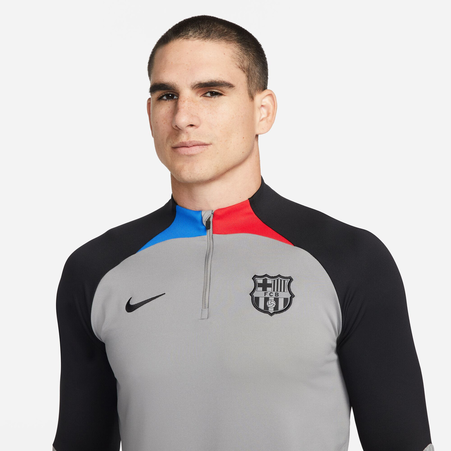 Sweat zippé FC Barcelone Strike gris 2022/23 sur Foot.fr