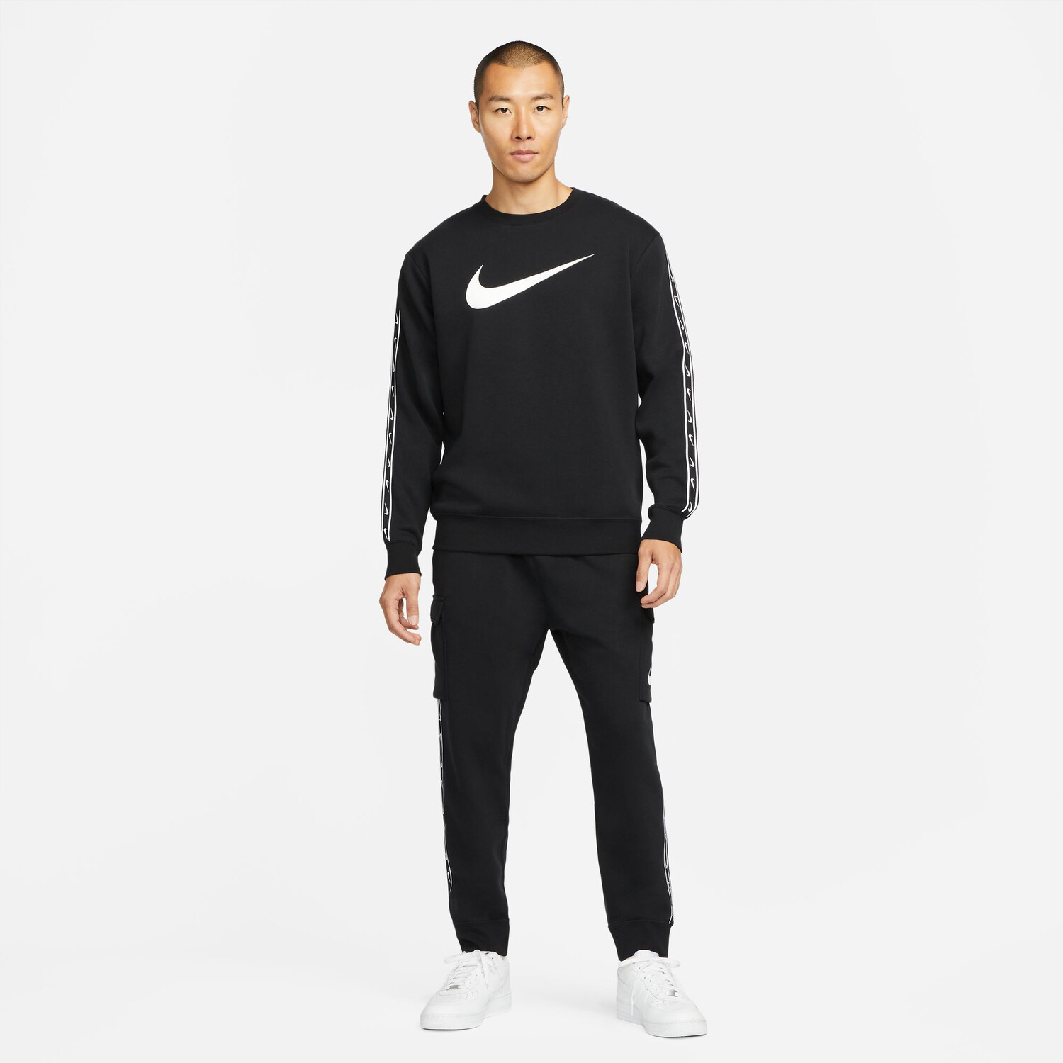 Pantalon survêtement Nike cargo Fleece noir blanc sur Foot.fr