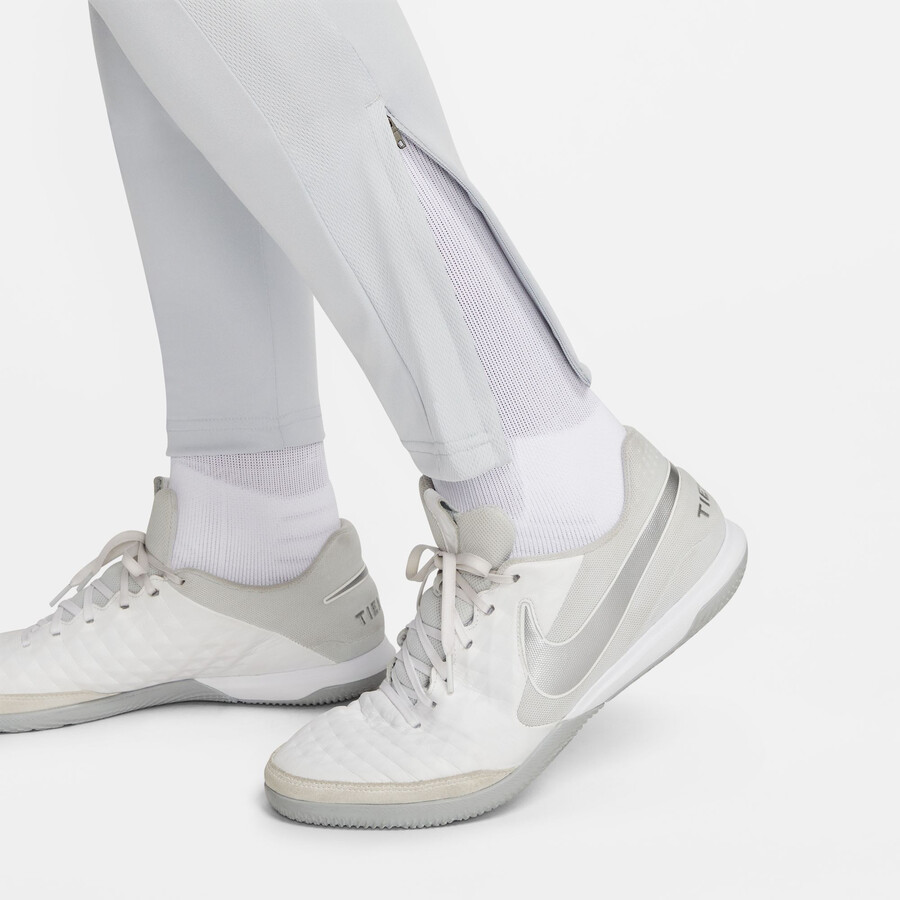 Pantalon survetement Nike Academy gris clair sur Foot