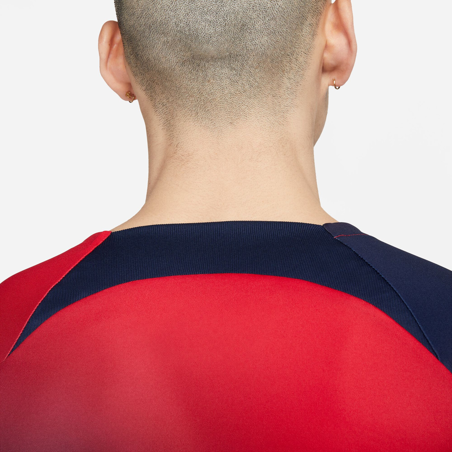 Le troisième maillot du PSG est rouge