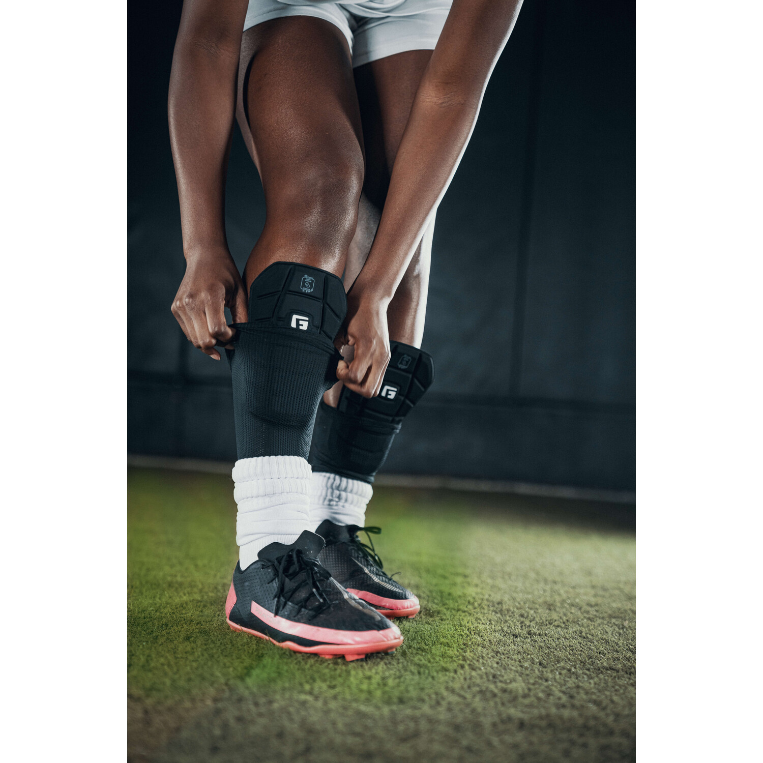 Protège tibias G-Form Pro-S Blade noir blanc sur Foot.fr