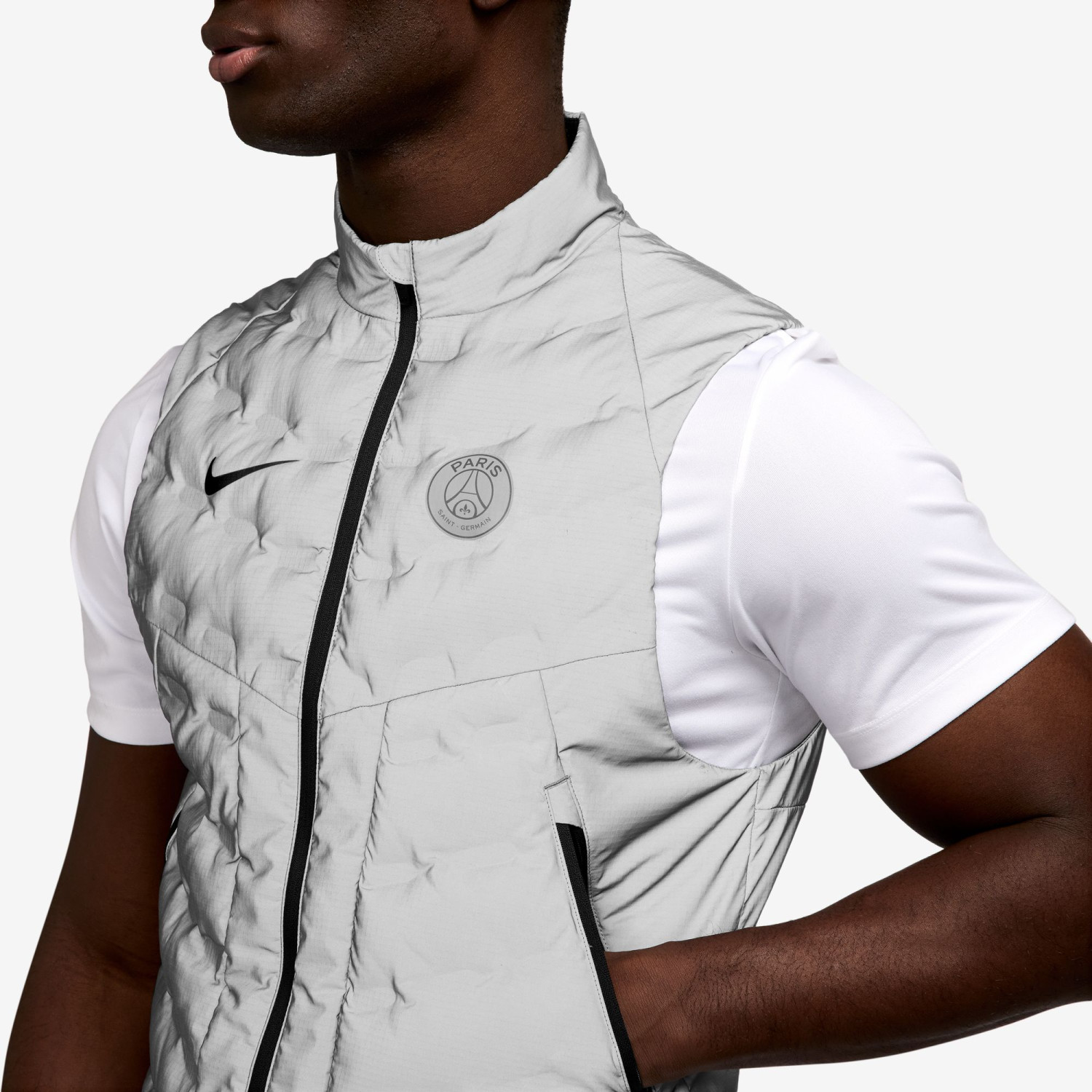 Vêtement Supporter Paris Saint Germain Doudoune Sans Manches PSG - Veste Officielle Paris Saint-Germain Collection 2023 Doudoune Sans Manches Officielle Psg Vêtement Supporter Paris Saint Germain Doudoune Sans Manches PSG - Veste Officielle Paris Saint-Germain Collection 2023 Doudoune Sans Manches Officielle Psg