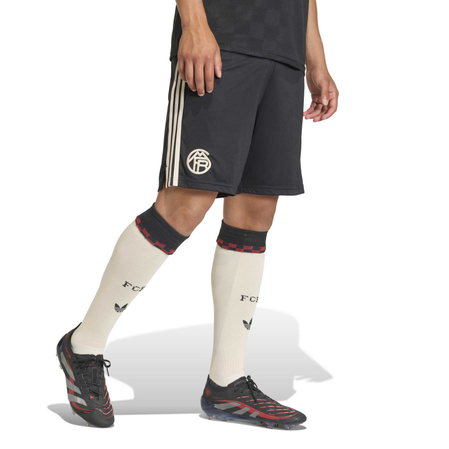 Short Bayern Munich third 2025/26