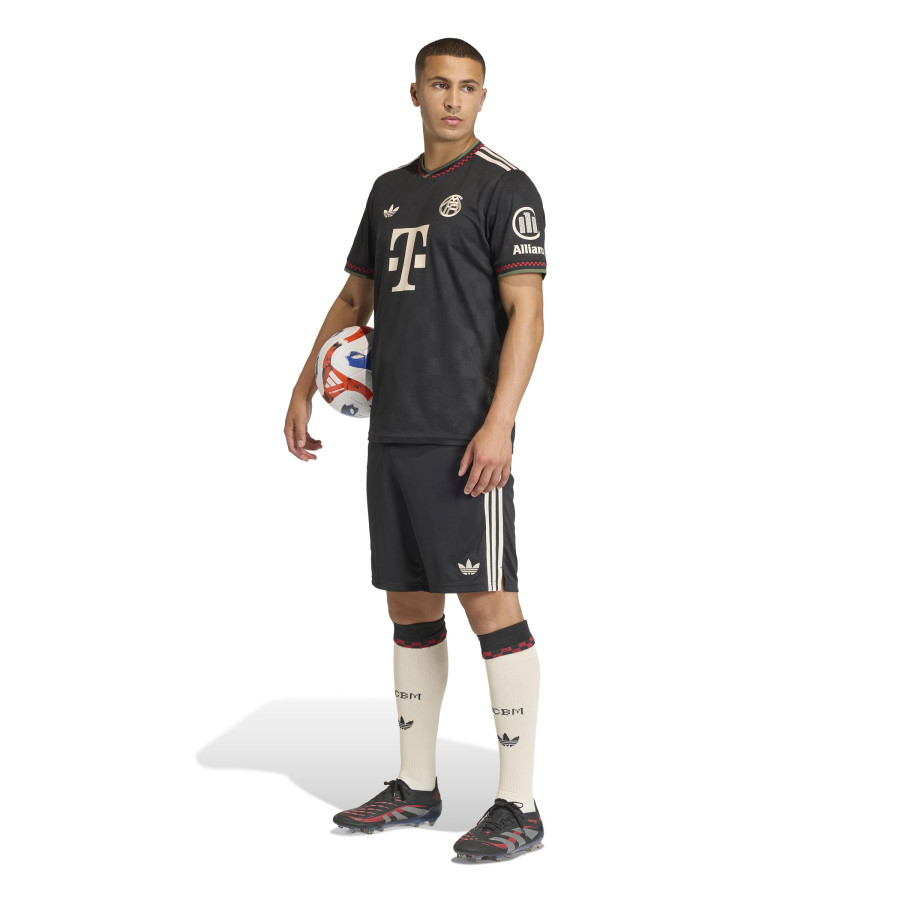 Short Bayern Munich third 2025/26
