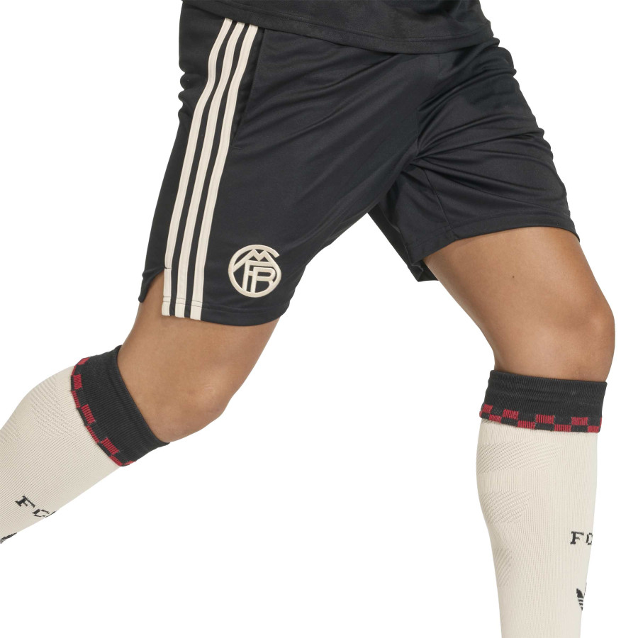 Short Bayern Munich third 2025/26