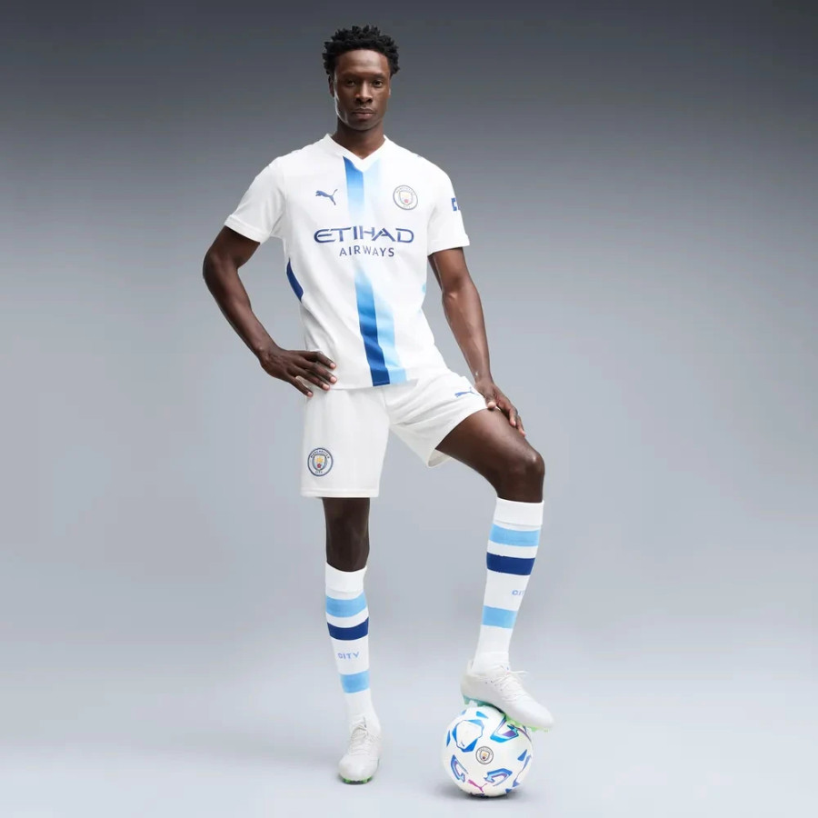 Short Manchester City third 2026/27