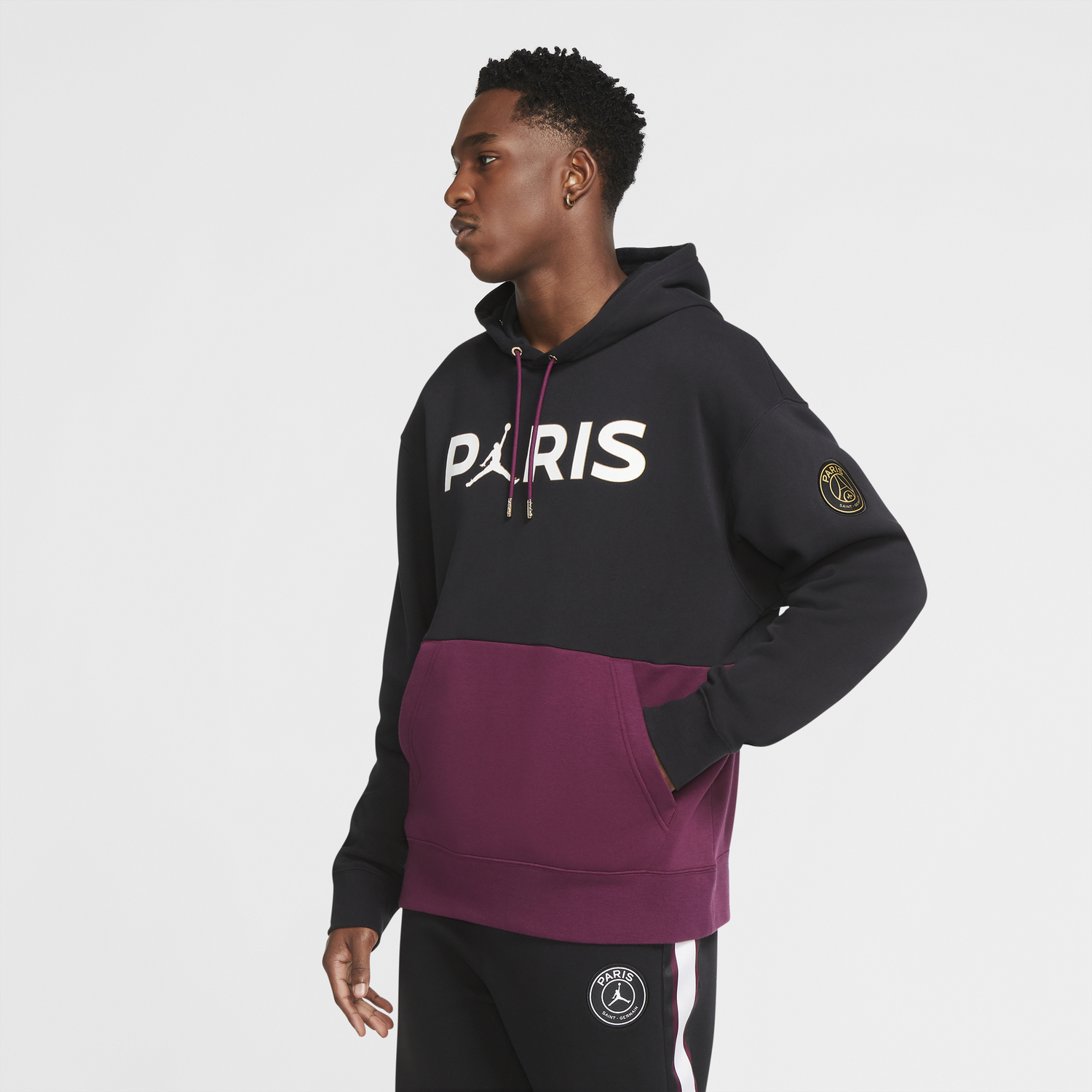 Sweat à capuche PSG Jordan noir violet 2020/21 sur Foot.fr Sweat à capuche PSG Jordan noir violet 2020/21 sur Foot.fr