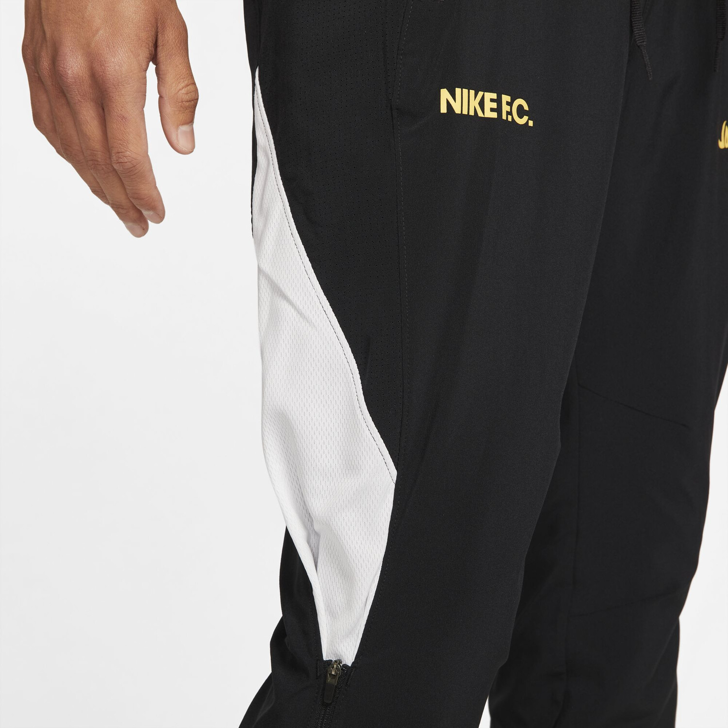 Pantalon survêtement Nike Joga Bonito microfibre noir blanc sur Foot.fr