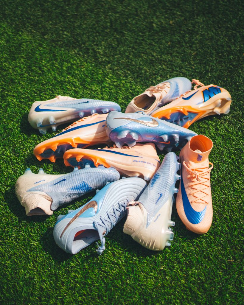Chaussures de foot Nike Showtime Pack coloris pastel orange et bleu.