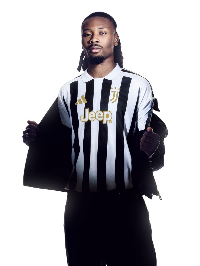 Nouveau maillot domicile Juventus 2026-2027 noir et blanc avec détails dorés par adidas.