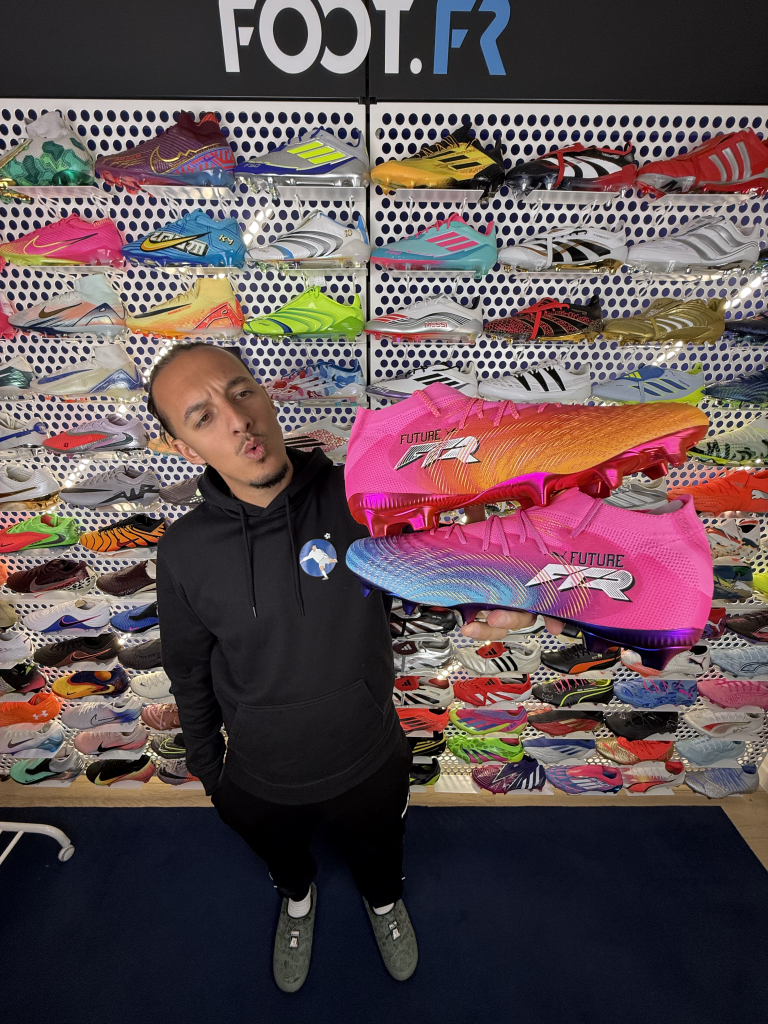 Nouvelles chaussures de foot du PUMA Showtime Pack avec le look dépareillé iconique.