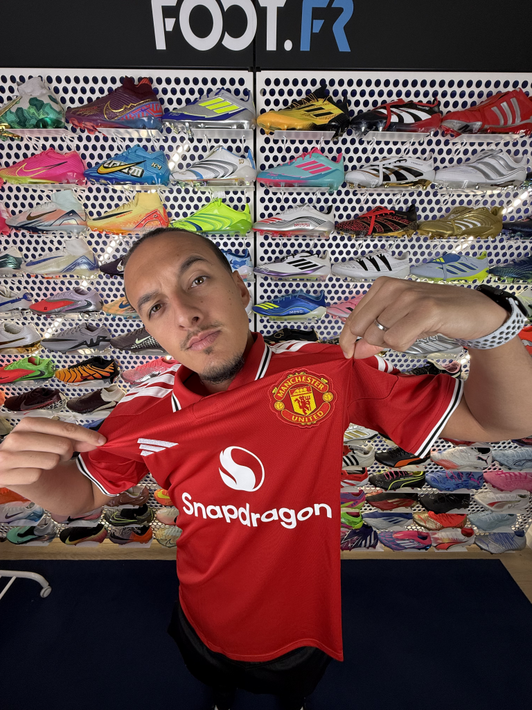 Nouveau maillot Manchester United domicile 2026-2027 rouge et noir de style rétro par adidas.